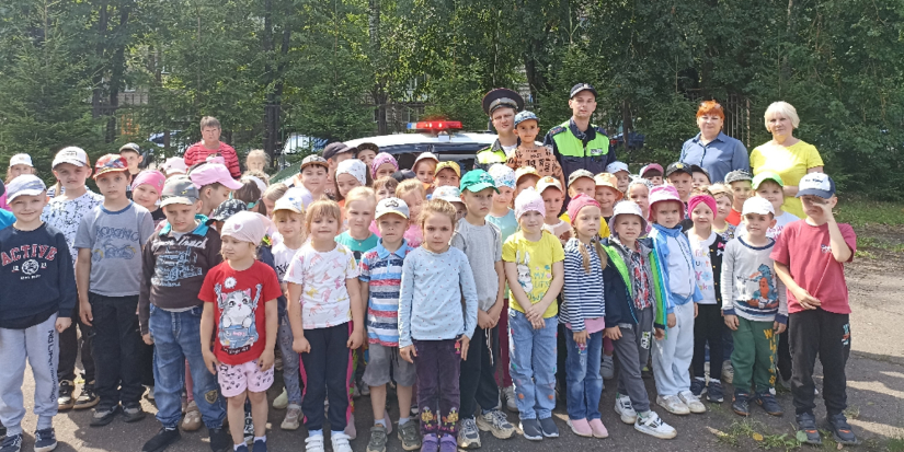 Великолукские полицейские провели викторину в детском саду - 2026-07-13 14:45:00 - 1