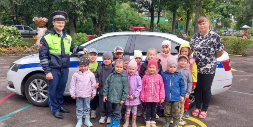 Юные великолучане вместе в полицейскими повторили ПДД - 2026-08-24 10:05:00 - 1