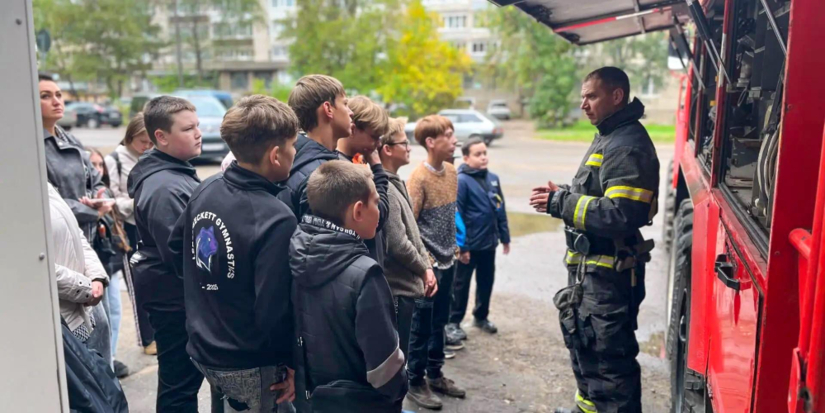Великолукские школьники побывали в пожарной части - 2026-09-14 17:35:00 - 1