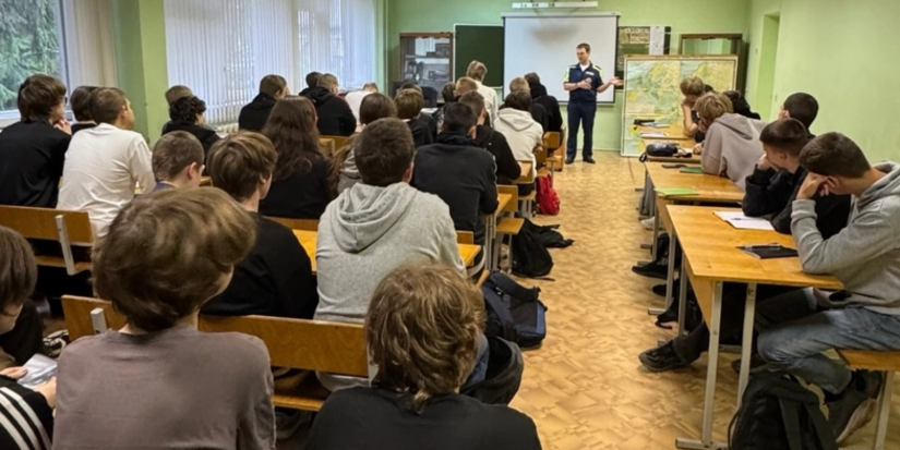 В Великих Луках сотрудники Госавтоинспекции встретились со студентами - 2026-09-20 09:05:00 - 1