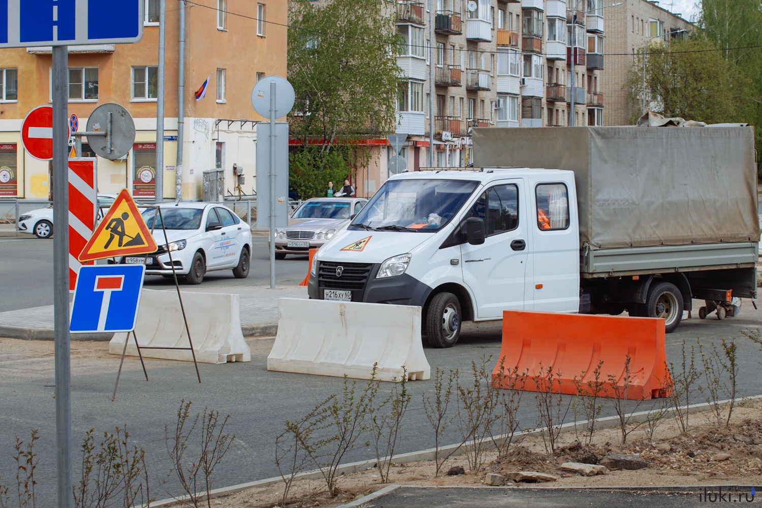 Часть кругового в Великих Луках перекрыта, но водители не замечают знак  «Объезд»