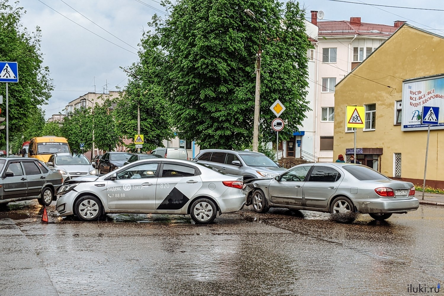 Авария с участием такси произошла в Великих Луках