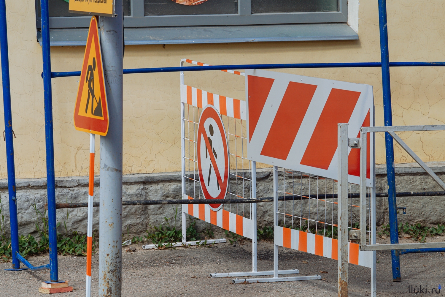 В Великих Луках закрыли движение вдоль дома 3/31 на улице Некрасова