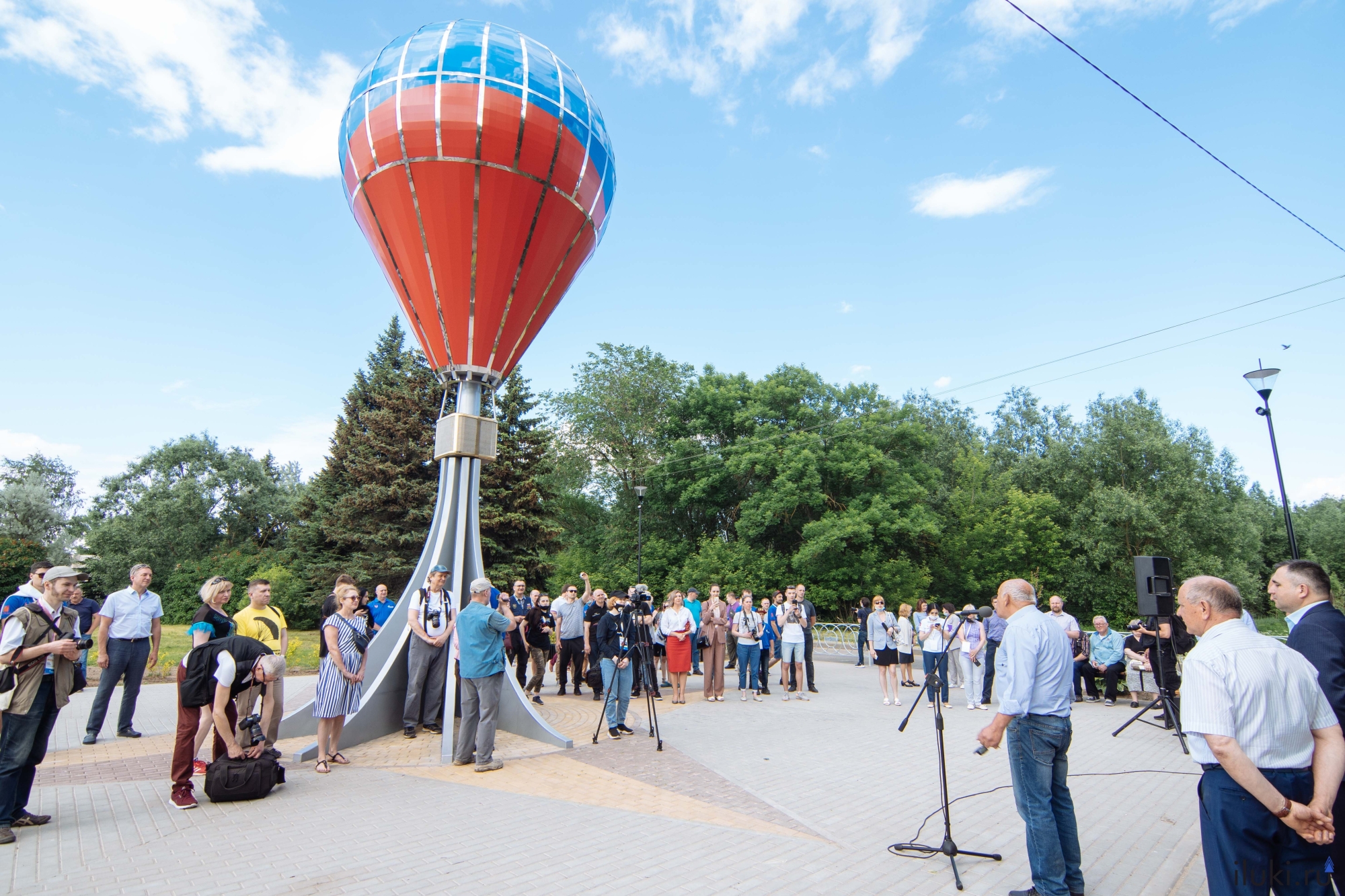 В Великих Луках торжественно открыли памятник Воздухоплаванию