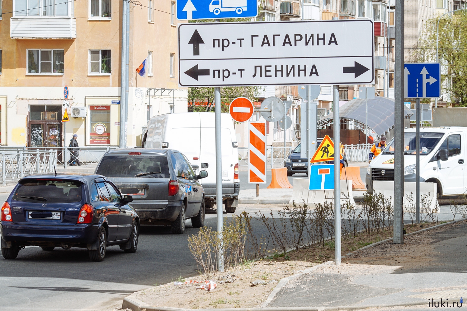 Часть кругового в Великих Луках перекрыта, но водители не замечают знак  «Объезд»