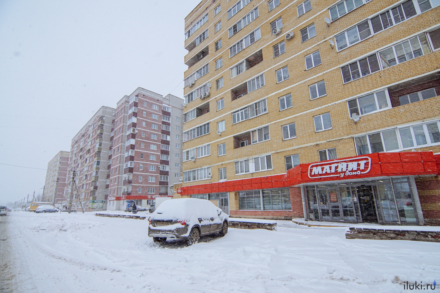 Великие Луки снова завалило снегом