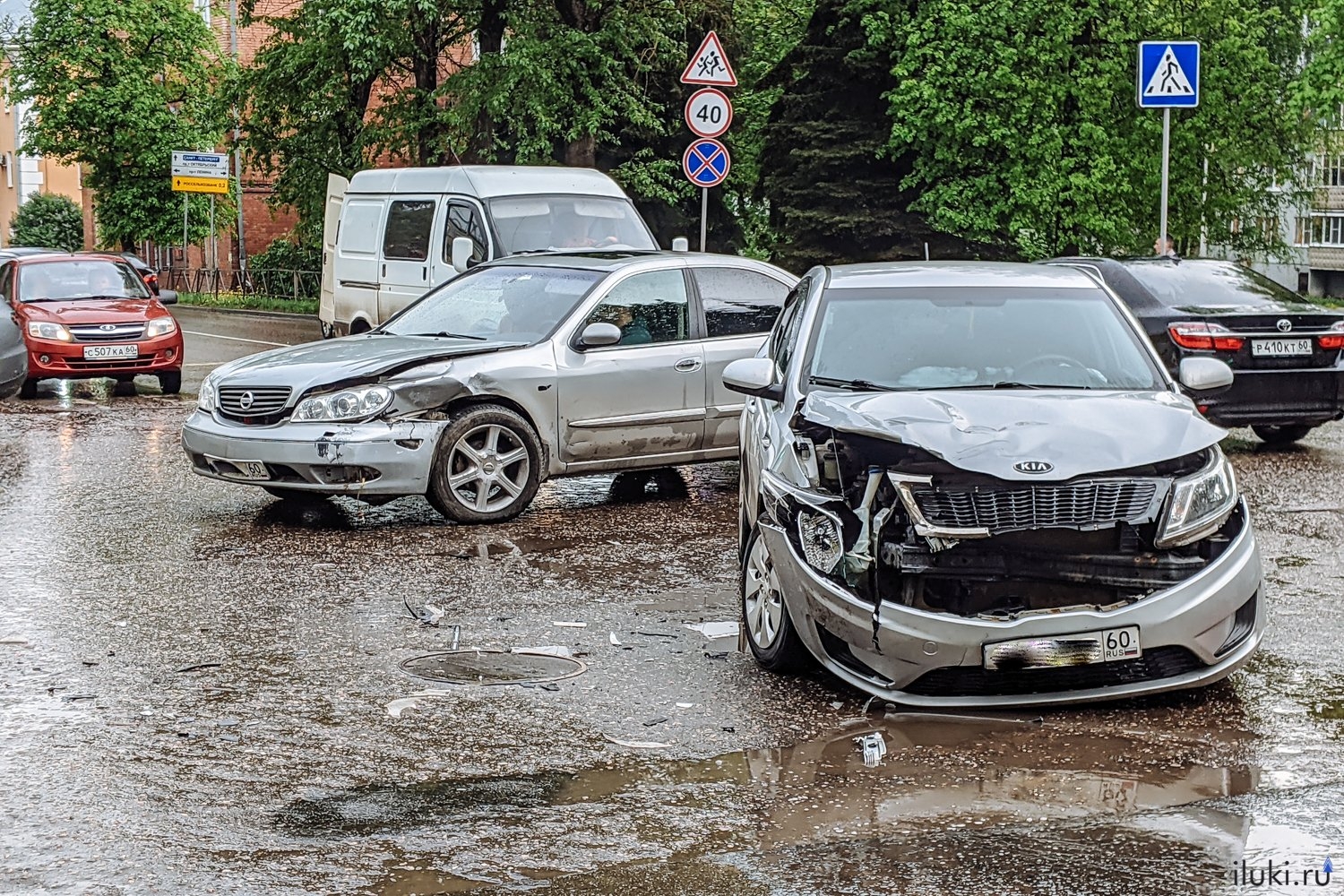 Авария с участием такси произошла в Великих Луках