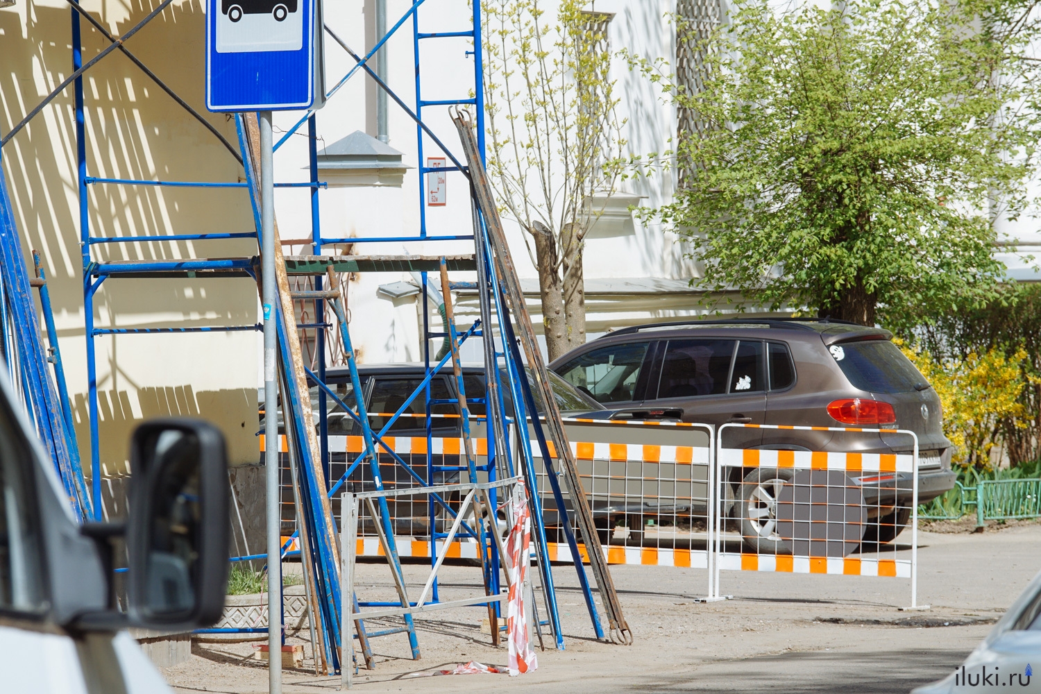 В Великих Луках закрыли движение вдоль дома 3/31 на улице Некрасова