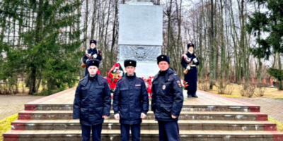 Память героев войны почтили великолукские стражи правопорядка - 2025-01-17 17:05:00 - 1