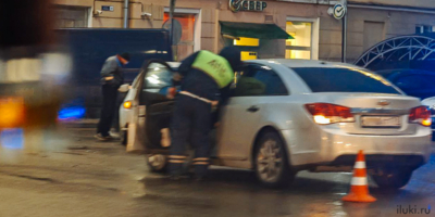 С начала года в авариях на дорогах Великих Лук пострадали пять человек - 2025-02-06 18:05:00 - 1