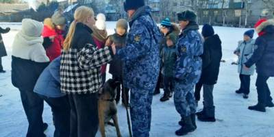 Служебные собаки продемонстрировали свои навыки великолукским школьникам - 2025-02-24 16:35:00 - 1