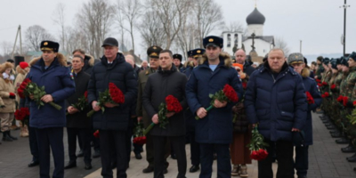 Цветы в память подвига 6-й роты возложены к мемориалу защитникам Отечества в Выбутах - 2025-02-28 14:35:00 - 1