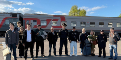 Броши из Георгиевских лент вручили великолучанам транспортные полицейские - 2025-05-07 10:35:00 - 1