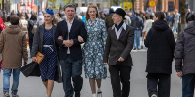 Спектакль-реконструкция «На нашей улице Победа!» прошел в Пскове - 2025-05-12 16:35:00 - 1