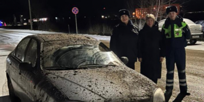 Полицейские вытащили автомобиль себежанки из грязи на заброшенной дороге - 2025-05-13 11:05:00 - 1