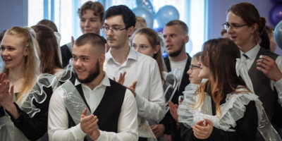 Последние звонки прозвучали в Великих Луках - 2025-05-24 12:19:00 - 1