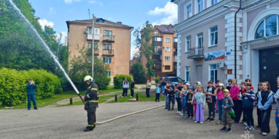 Великолукские пожарные рассказали школьникам о своей работе - 2025-06-05 11:35:00 - 1