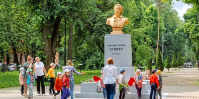 В Великих Луках школьники отмечают Пушкинский день России - 2025-06-06 18:05:00 - 1