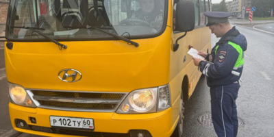 Полиция проверяет пассажирские автобусы в Великих Луках - 2025-06-17 14:05:00 - 1
