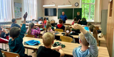 Гостями летнего лагеря в Великих Луках стали полицейские - 2025-06-19 09:35:00 - 1