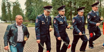 Великолукские полицейские присоединились к всероссийской акции «Свеча памяти» - 2025-06-23 09:35:00 - 1