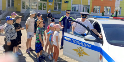 Инспекторы ДПС принимали поздравления от юных великолучан - 2025-07-04 10:05:00 - 1