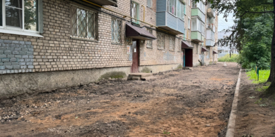На проспекте Октябрьском в Великих Луках ремонтируют двор - 2025-07-29 09:05:00 - 1