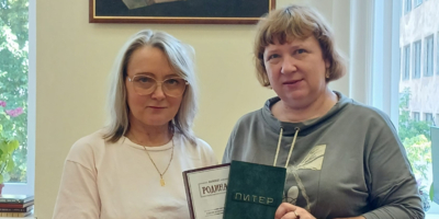Великолукская писательница сделала подарок городской библиотеке - 2025-08-03 14:05:00 - 1