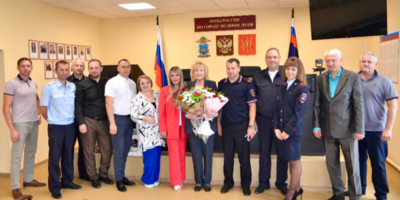 Полицейчкие Великих Лук чествовали врача-терапевта Наталью Чурилову - 2025-08-06 17:35:00 - 1