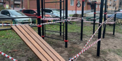 В Великих Луках устанавливают новые детские площадки - 2025-11-01 09:35:00 - 1