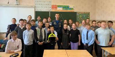 Пожарный рассказал о своей работе великолукским школьникам - 2025-11-10 15:05:00 - 1