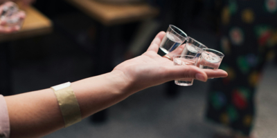 Мошенники в своих схемах стали использовать доставку алкоголя в подарок - 2025-11-13 19:05:00 - 1