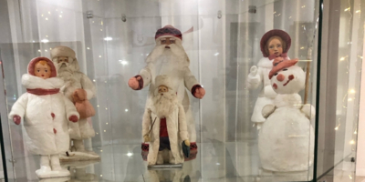 Выставка Дедов Морозов открылась в Великих Луках - 2025-11-21 12:05:00 - 1