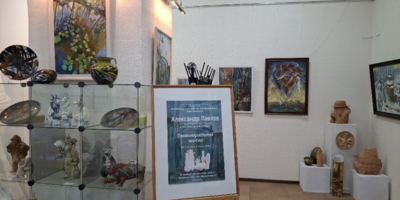 Выставка художника и керамиста Александра Павлова открылась в Великих Луках - 2025-11-24 09:35:00 - 1