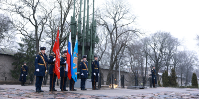 Память павших героев почтили псковичи в День Неизвестного Солдата - 2025-12-03 16:35:00 - 1