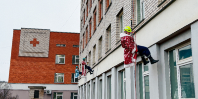 «Десант Дедов Морозов» высадился в Пскове - 2025-12-26 10:35:00 - 1