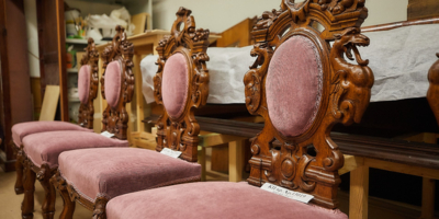Пять стульев Псковского музея вернулись после реставрации в Любенск - 2026-01-15 15:05:00 - 1
