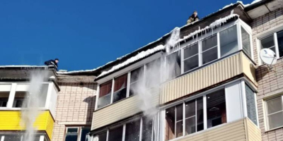 Великолукские коммунальщики сбивают сосульки - 2026-02-11 15:05:00 - 1