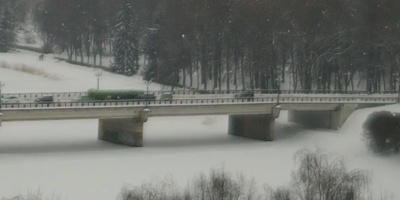 Автобус и легковушка столкнулись на центральном мосту в Великих Луках - 2026-02-12 12:25:00 - 1