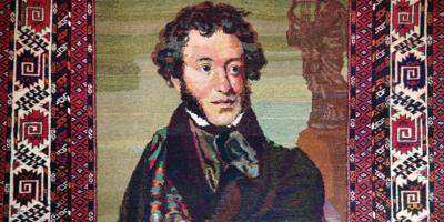 Портреты поэтов и вождей на коврах можно увидеть в Изборске - 2026-03-12 16:35:00 - 1