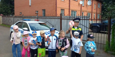 Дорожные полицейские Великих Лук пришли в гости к воспитанникам детского сада - 2026-07-28 17:35:00 - 1