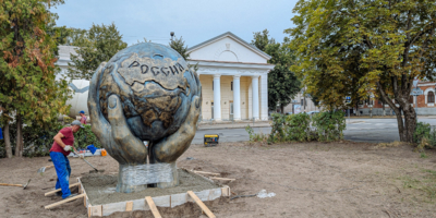 В Великих Луках в сквере на Лизы Чайкиной появился новый арт-объект - 2026-08-18 13:35:00 - 1