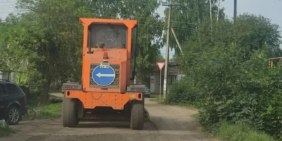 В Великих Луках продолжают приводить в порядок грунтовые дороги - 2026-08-19 16:05:00 - 1