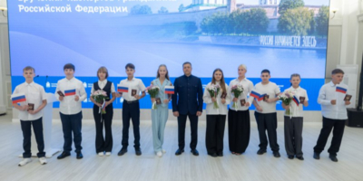 Юные жители Псковской области получили первые паспорта накануне Дня флага России - 2026-08-20 15:35:00 - 1