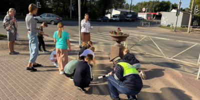 Полицейские и школьники Великих Лук провели акцию акция «Трафарет безопасности» - 2026-09-15 10:35:00 - 1