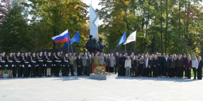 В Великих Луках состоялось торжественное возложение цветов - 2026-09-30 16:35:00 - 1