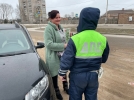 Сотрудники ГИБДД поздравили великолучанок с 8 марта - 2022-03-05 18:30:00 - 9