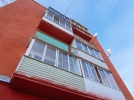 В Великих Луках коммунальщики покрасили фасад дома вместе с окнами - 2021-10-26 14:07:00 - 10