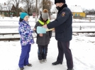 На жд переезде Великие Луки - Опухлики детям напомнили про правила безопасности - 2022-01-10 13:35:00 - 3