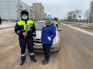 Сотрудники ГИБДД поздравили великолучанок с 8 марта - 2022-03-05 18:30:00 - 4